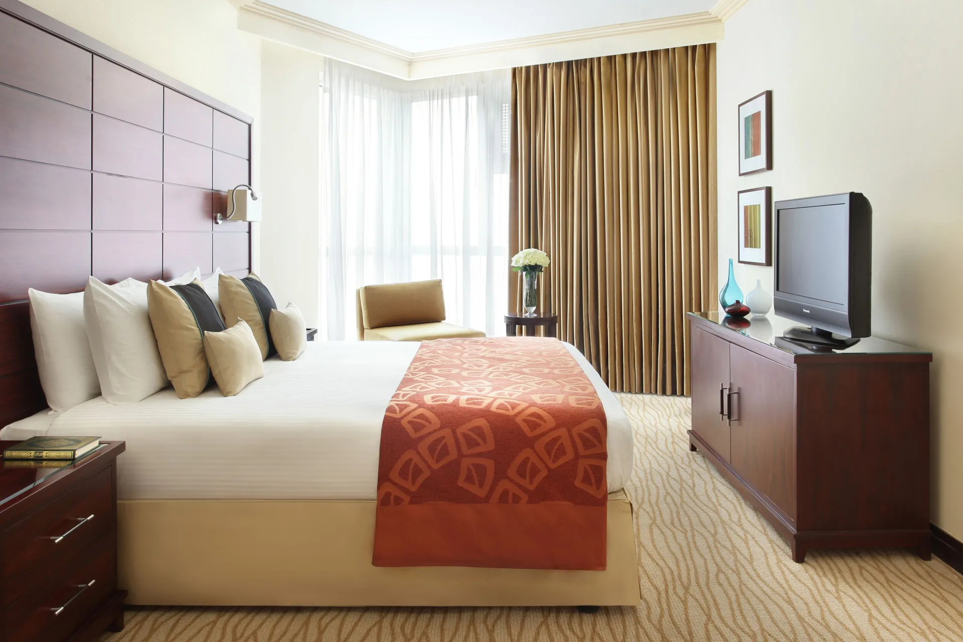 Deluxe Suite, 1 King Bed (Partial Haram View) at Mövenpick Hotel & Residence Hajar Tower Makkah